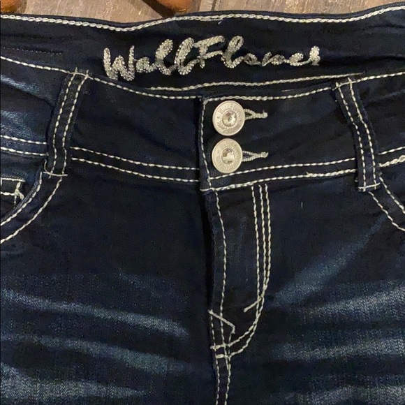 Wallflower jeans Sz 0 bootcut embellished 2 Button - Picture 3 of 13
